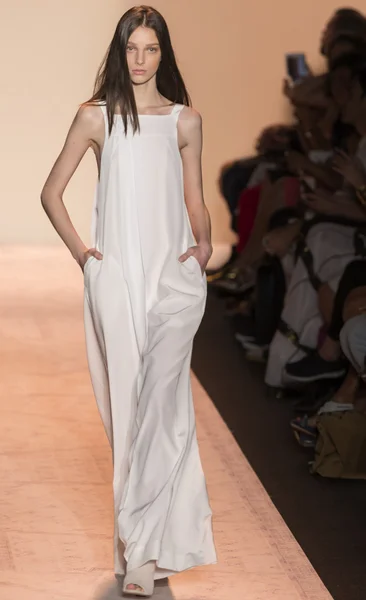 BCBGMaxazria - desfile prêt-à-Porter primavera 2015 — Foto de Stock