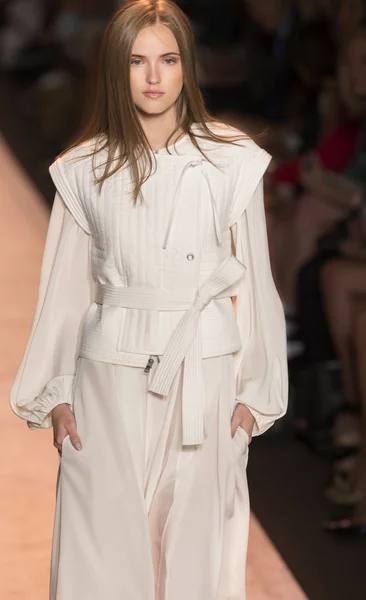 BCBGMaxazria - desfile prêt-à-Porter primavera 2015 —  Fotos de Stock