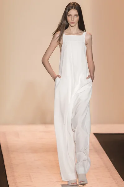 BCBGMAXAZRIA - Spring 2015 Ready-to-Wear Runway Show — Stock Photo, Image