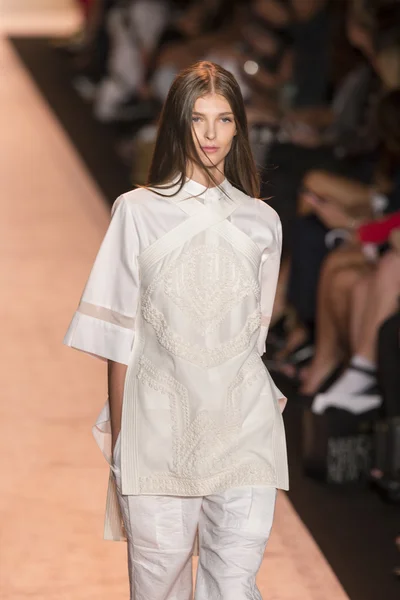 Bcbgmaxazria - Frühjahr 2015 Prêt-à-porter Laufsteg-Show — Stockfoto