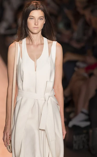 BCBGMAXAZRIA - sfilata primavera 2015 ready-to-wear — Foto Stock