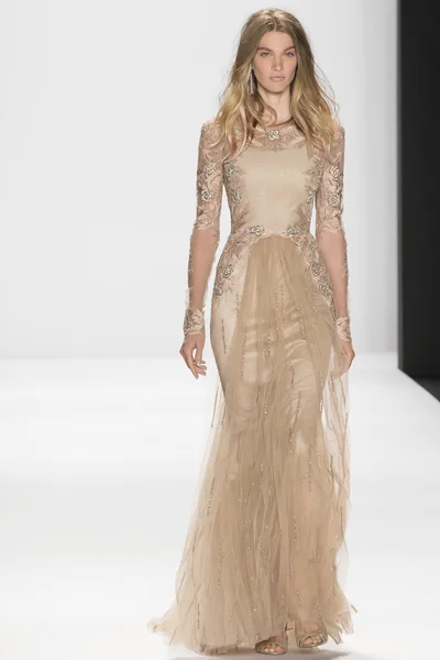 Badgley mischka - Frühjahrskollektion 2015 — Stockfoto