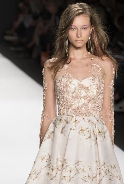 Badgley mischka - Frühjahrskollektion 2015 — Stockfoto