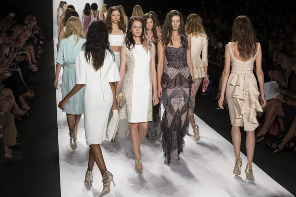 Badgley Mischka Primavera 2015 pronto a usar pista Show — Fotografia de Stock