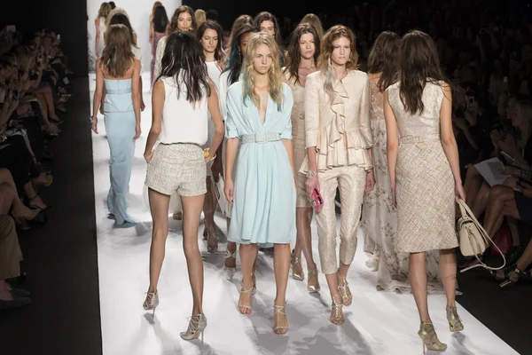 Badgley Mischka Primavera 2015 pronto a usar pista Show — Fotografia de Stock