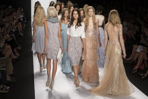 Badgley Mischka Spring 2015 Ready-to-Wear Runway Show — Stok Foto