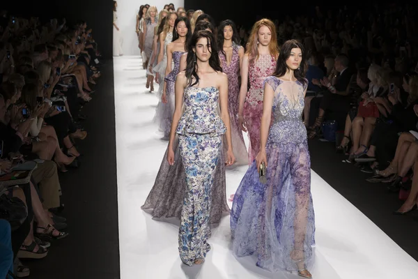 Badgley Mischka Primavera 2015 pronto a usar pista Show — Fotografia de Stock