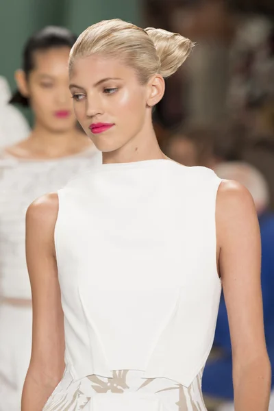 Carolina Herrera - 2015 voorjaarscollectie — Stockfoto