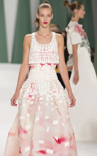 Carolina Herrera - kolekcja wiosna 2015 — Zdjęcie stockowe