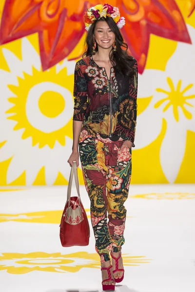 Desigual Primavera 2015 Ready-to-Wear Runway Show — Foto de Stock