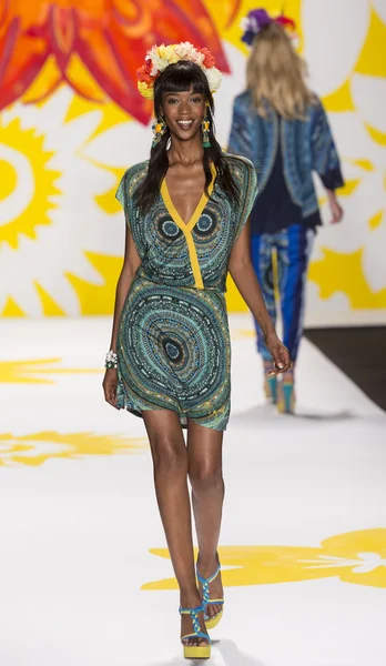 Desigual Primavera 2015 Ready-to-Wear Runway Show — Foto de Stock