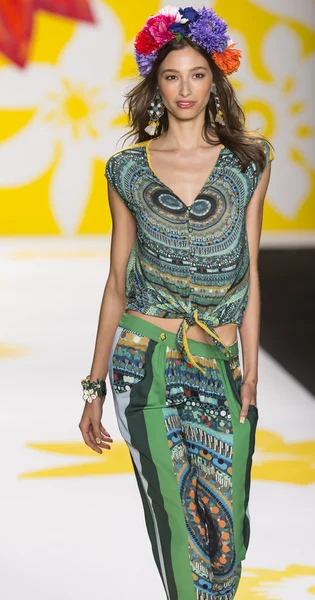Desigual Spring 2015 Ready-to-Wear Runway Show — Stock Photo, Image