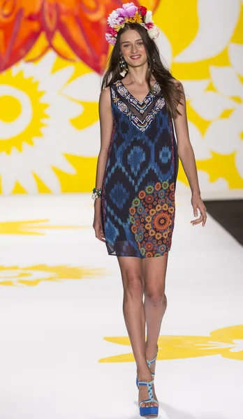 Desigual bahar 2015 hazır pist Show — Stok fotoğraf