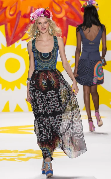 Desigual Primavera 2015 Ready-to-Wear Runway Show — Foto de Stock