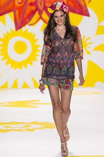 Desigual Primavera 2015 Ready-to-Wear Runway Show — Foto de Stock