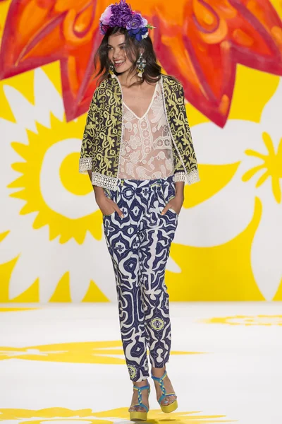 Desigual lente 2015 confectiekleding start-en landingsbaan Show — Stockfoto