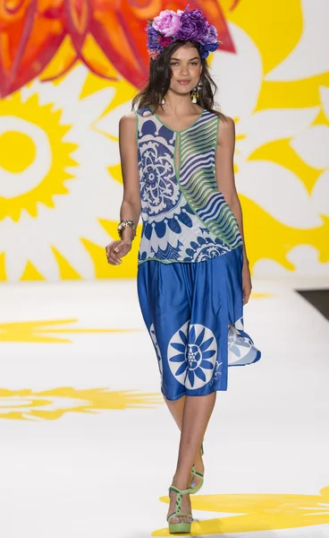 Desigual Frühjahr 2015 Prêt-à-porter Laufstegshow — Stockfoto