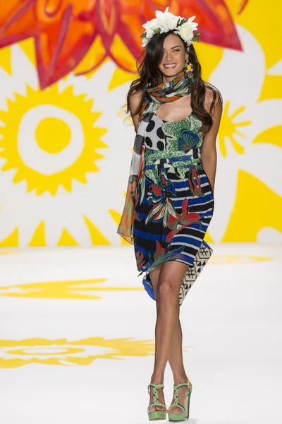 Desigual tavaszi 2015 Ready-to-Wear kifutópálya mutat — Stock Fotó