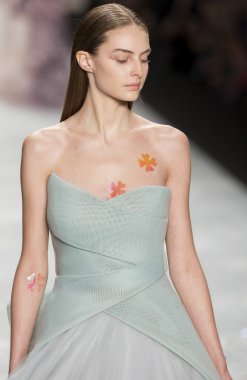 Monique Lhuillier - 2015 bahar koleksiyonu