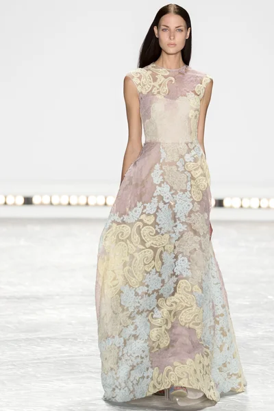 Monique Lhuillier - Collection Printemps 2015 — Photo