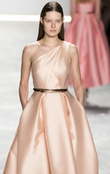 Monique Lhuillier - Collection Printemps 2015 — Photo