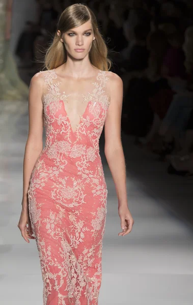 Reem Acra - 2015 voorjaarscollectie — Stockfoto