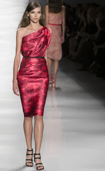 Reem Acra - kolekcja wiosna 2015 — Zdjęcie stockowe