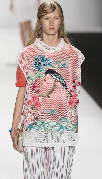 Vivienne Tam - 2015 Spring Collection — Stock Photo, Image