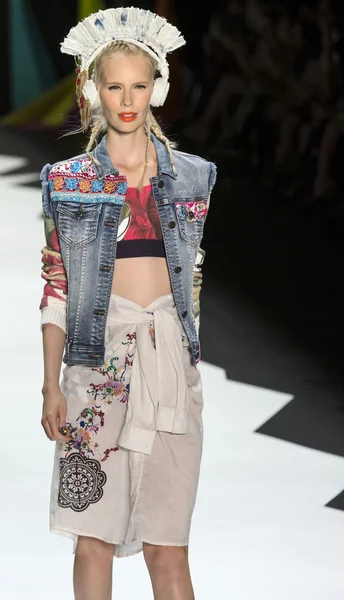 Desigual - Colección Primavera 2016 — Foto de Stock