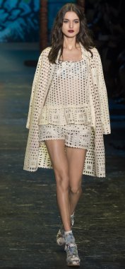 Anna Sui - bahar 2016 yaz koleksiyonu