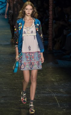 Anna Sui - bahar 2016 yaz koleksiyonu