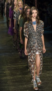Anna Sui - bahar 2016 yaz koleksiyonu