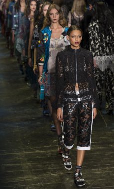 Anna Sui - bahar 2016 yaz koleksiyonu