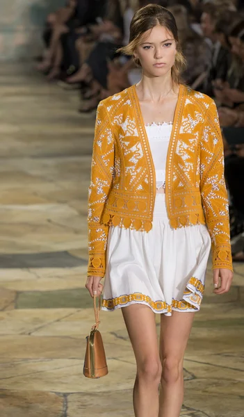 Tory Burch - kolekcja wiosna lato 2016 — Zdjęcie stockowe