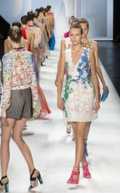 Monique Lhuillier - bahar 2016 koleksiyonu