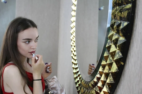 Photo Shows Egyptian Mirror Beautiful Girl — Stock Photo, Image