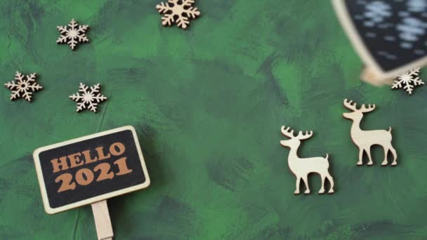 2021年的黑板 带有绿色背景的乡村圣诞装饰 — 图库视频影像