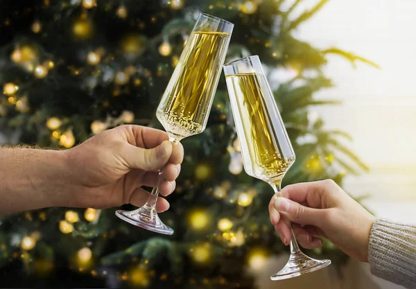 Homem Mulher Clink Copos Champanhe Contra Fundo Uma Árvore Natal — Fotografia de Stock