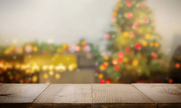 Boş ahşap masa ve arka planda çözülmüş noel odası.