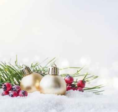 Noel süsü, böğürtlen ve kardaki çam dalı