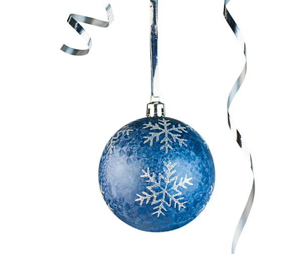 Jedna Niebieska Ozdoba Świąteczna Wstążkami Białym Tle — Zdjęcie stockowe