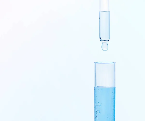 Ein Tropfen Flüssigkeit Tropft Ins Reagenzglas — Stockfoto