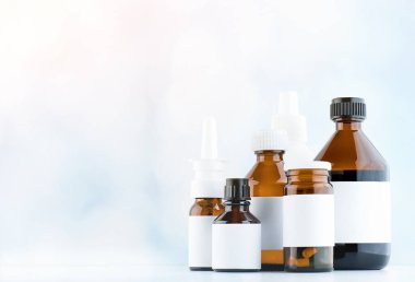 Açık mavi arka planda çeşitli ilaçlar