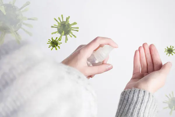 Kvinna Desinficerar Händer Med Antiseptiska Medel För Att Skydda Mot — Stockfoto