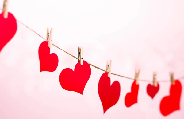 Kalp Şeklinde Sevgililer Günü Kartları Ataçlarda Asılı Sevgililer Günü Kutlaması — Stok fotoğraf