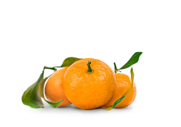 Tři Zralé Mandarinky Izolovaném Bílém Pozadí — Stock fotografie