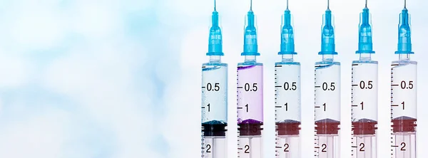 Šest Injekčních Stříkaček Řadě Světle Modrém Pozadí — Stock fotografie