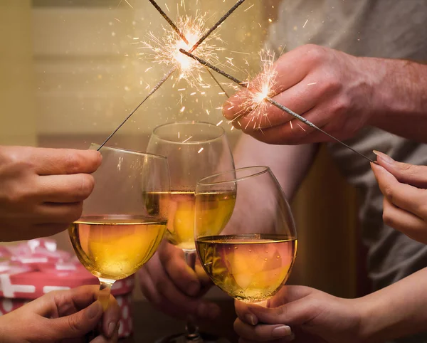 Grupp Människor Klinkar Glas Champagne Och Lätta Tomtebloss — Stockfoto