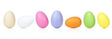 İzole edilmiş beyaz arka planda renkli paskalya yumurtaları