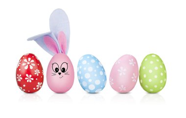 İzole edilmiş beyaz arka planda beş renkli Paskalya yumurtası.